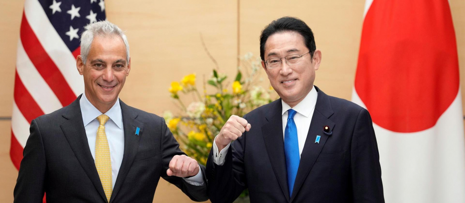 Rahm Emanuel, embajador de EE.UU. en Japón junto al primer ministro del país, Fumio Kishida