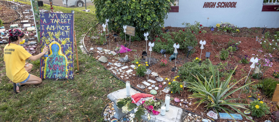 Un memorial en honor a las víctimas de la masacre de Parkland, Florida, perpetrada por el adolescente Nikolas Cruz en la escuela secundaria Marjory Stoneman Douglas