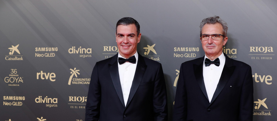 Pedro Sanchez con Mariano Barroso antes de la gala de los Goya 2022