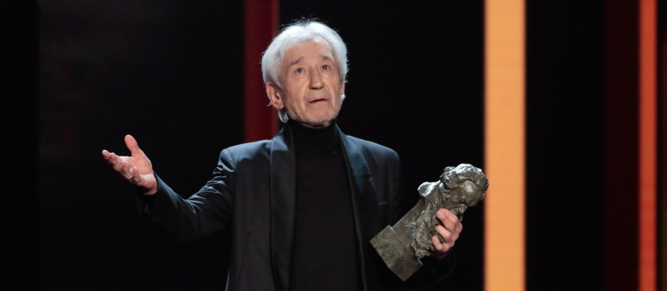 José Sacristán tras recoger el Goya de Honor en los Premios Goya 2022