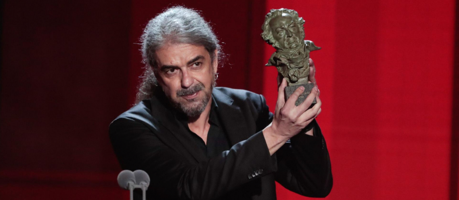 Fernando León de Aranoa con el Goya al mejor guion original por El buen patrón