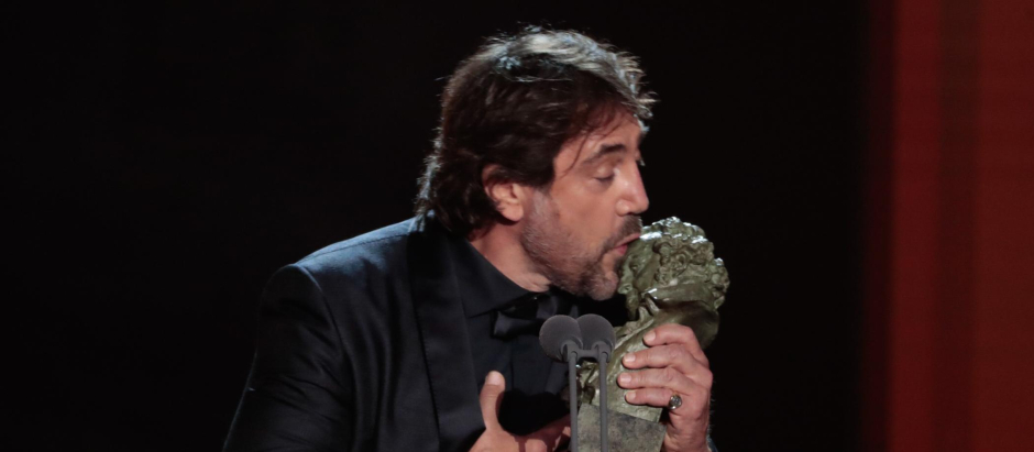 Javier Bardem besa su Premio Goya a mejor actor en el escenario de los Premios Goya 2022