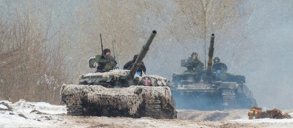 Tanques ucranianos listos para hacer frente a una posible invasión rusa