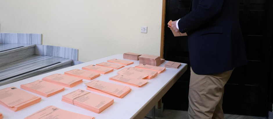 El candidato del PP a la Presidencia de la Junta de Castilla y León, Alfonso Fernández Mañueco revisa las papeletas antes de votar