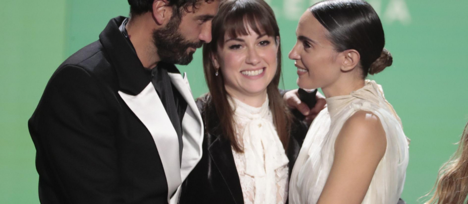 Los actores Veronica Echegui y Alex García junto a Carmela Martínez, durante la 36ª edición de los Goya