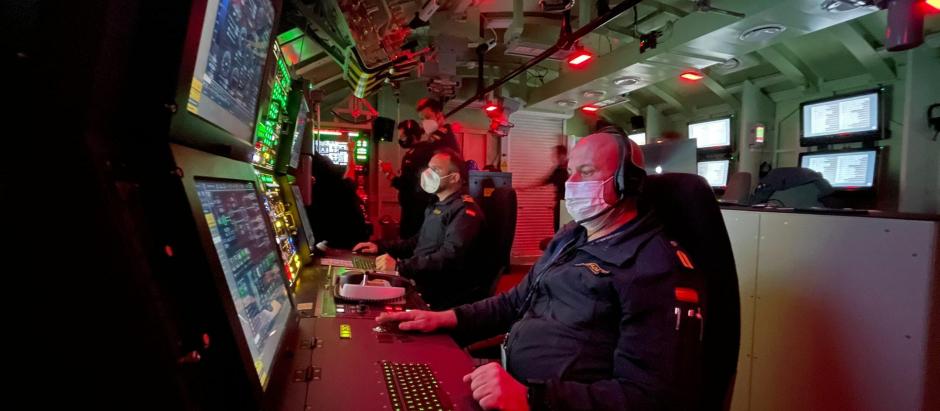Tripulantes del S-81 trabajan con el simulador de vanguardia