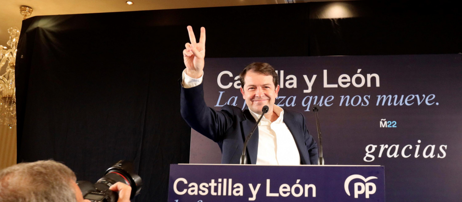 Alfonso Fernández Mañueco celebrando su victoria