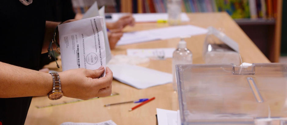 Miembros de la mesa de un colegio electoral realizan el recuento de votos tras las elecciones celebradas en Castilla y León