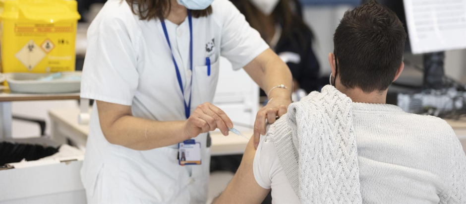 Un hombre recibe la tercera dosis de la vacuna contra el Covid-19, en el Hospital Enfermera Isabel Zendal