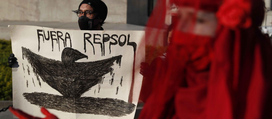 Manifestantes protestan contra la empresa Repsol por el derrame de petróleo que se produjo el pasado 15 de enero