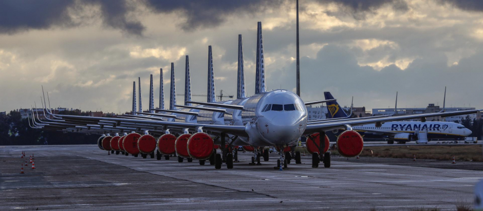 Aviones de Vueling a la espera de despegar en el aeropuerto de Sevilla