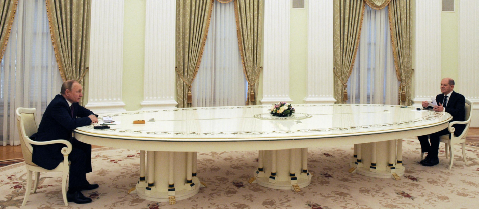 El presidente Vladimir Putin y el canciller Olaf Scholz se reúnen en Moscú, en la sede del Kremlin, frente a una mesa fabricada en Valencia