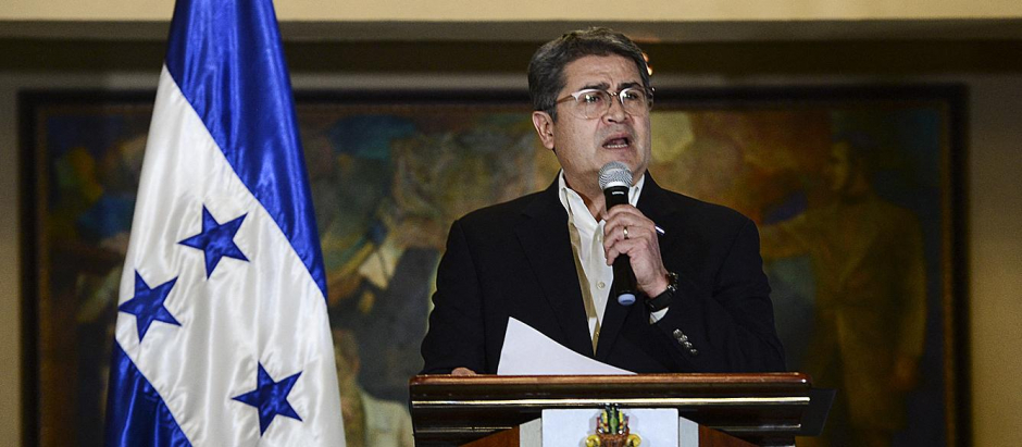 (FILES) In this file photo taken on March 24, 2021 Honduras' President Juan Orlando Hernandez delivers a press conference at the presidential house in Tegucigalpa. - US requested Honduras to extradite former president Juan Orlando Hernandez (2014-2022), who is accused of drug trafficking, official sources close to the process informed AFP on February 14, 2022. (Photo by Orlando SIERRA / AFP)

El expresidente de Honduras, Juan Orlando Hernández, durante una rueda de prensa en 2021