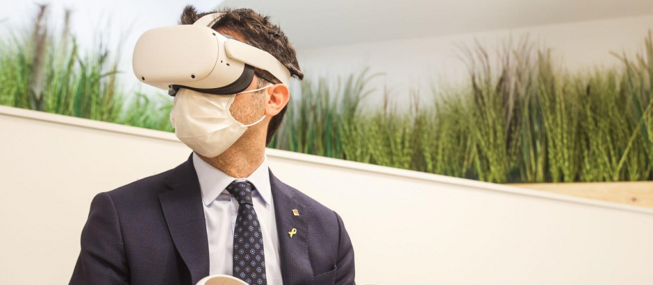 El vicepresident, Jordi Puigneró, utilizando unas gafas de realidad virtual