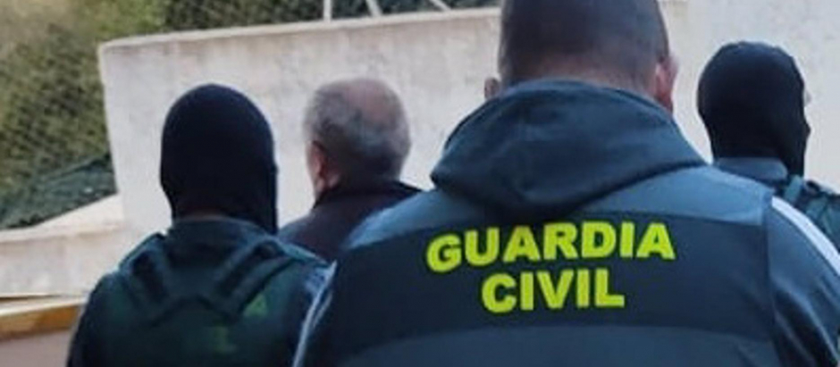 La Guardia Civil en el momento de la detención de uno de los acusados.

La Guardia Civil ha detenido a tres hombres por una presunta violación a una mujer, a la que se cree que habrían drogado con una sustancia que se está analizando, en Magaluf, Calvià (Mallorca).

SOCIEDAD ESPAÑA EUROPA ISLAS BALEARES AUTONOMÍAS
GUARDIA CIVIL