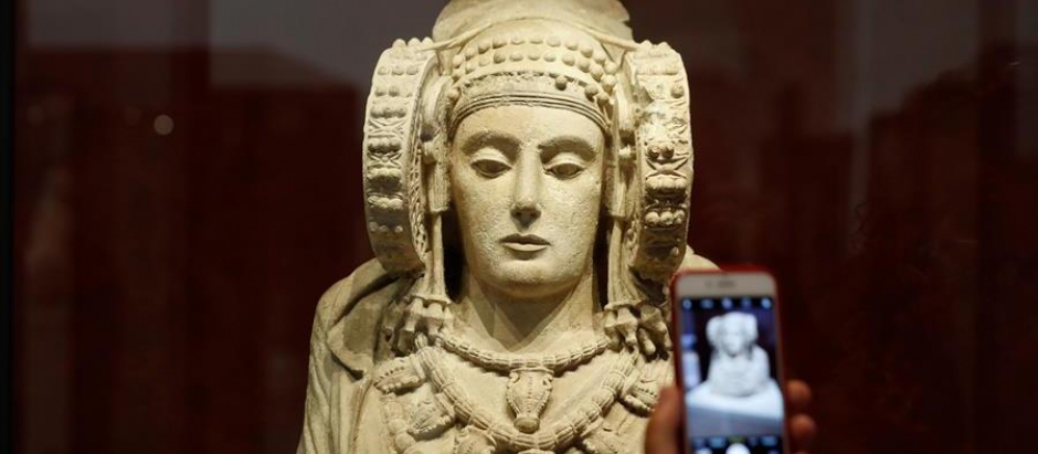 Un visitante fotografía el busto de la Dama de Elche, cuyo origen se ubica en el 376 d.C