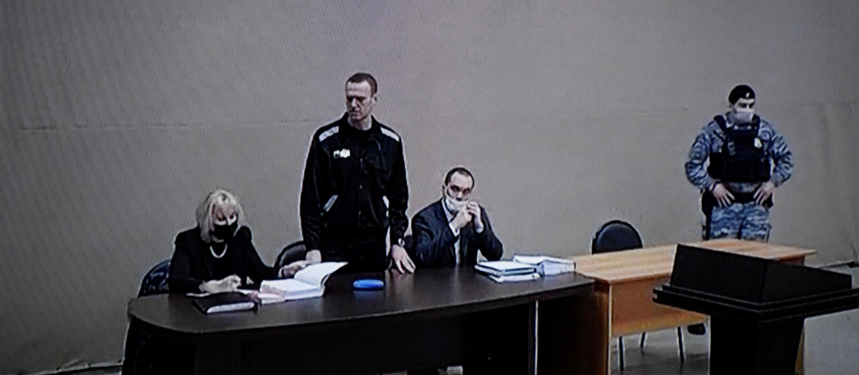 Fotografía tomada desde una pantalla de televisión durante la transmisión en vivo de la audiencia judicial