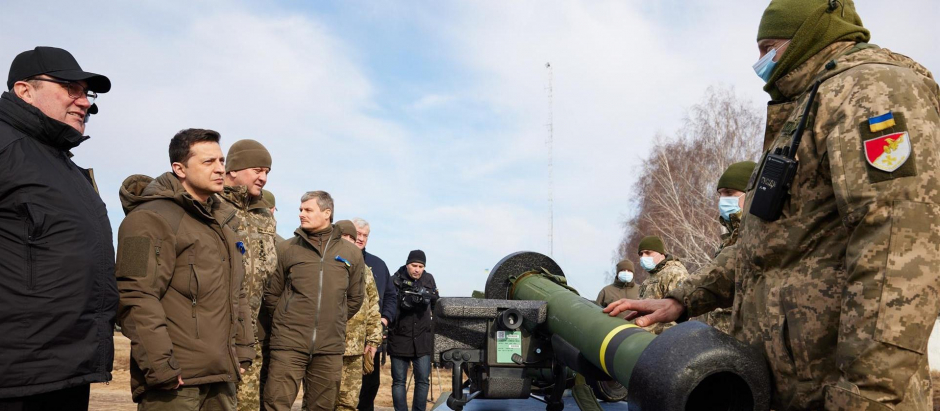 Una foto proporcionada por el servicio de prensa presidencial muestra una vista general de los ejercicios tácticos en un campo de tiro cerca de Rivne, Ucrania.