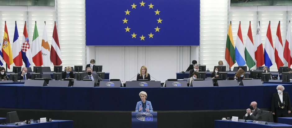 La presidenta de la Comisión Europea, Ursula von der Leyen, en sesión plenaria en el Parlamento Europeo