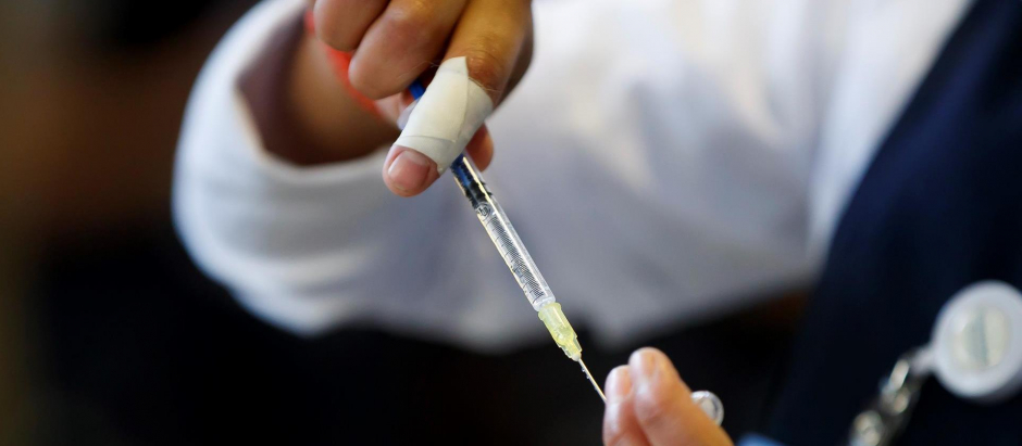 Personal de salud prepara una dosis contra la COVID-19 en un centro de vacunación en México