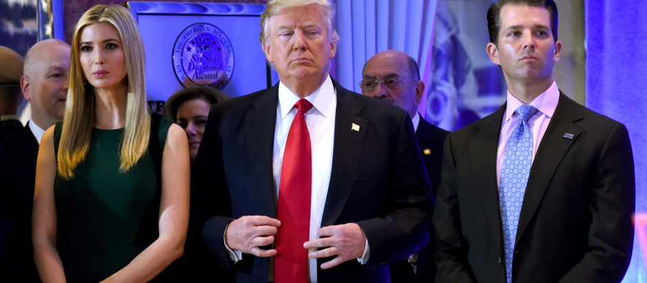 Donald Trump, con sus hijos Ivanka y Donald Jr., durante la conferencia de prensa en Nueva York