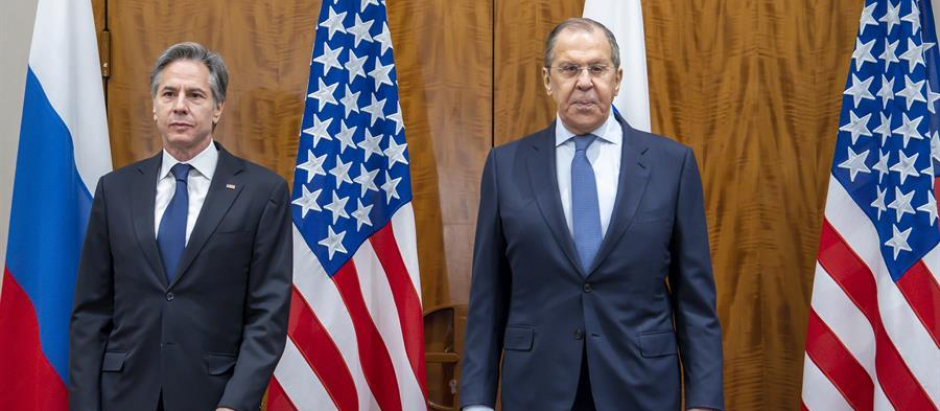 El secretario de Estado de EE.UU., Anthony Blinken, y el ministro de Exteriores de Rusia, Serguéi Lavrov, a finales de enero