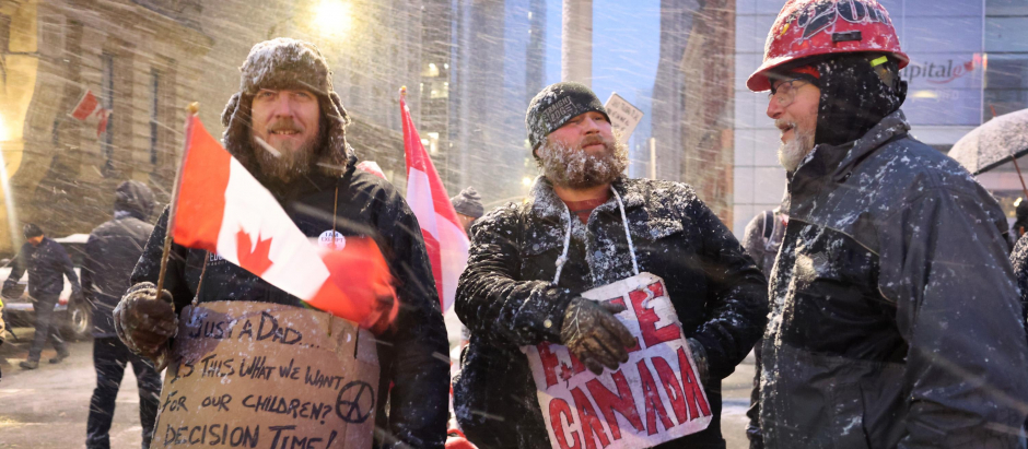 Varios manifestantes, en Ottawa, Canadá, anoche