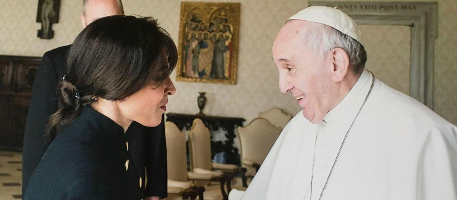 Emilce Cuda junto al Papa Francisco en 2017