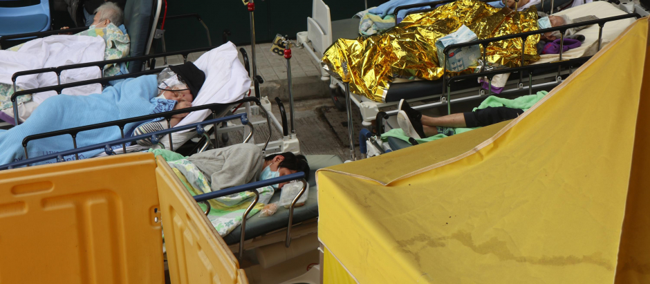 Personas que han dado positivo en COVID-19, en una área reservada de un hospital de Hong Kong