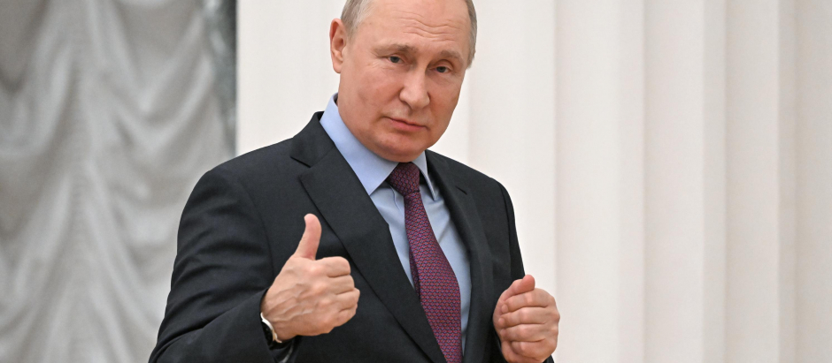 El presidente ruso, Vladimir Putin, da su aprobación después de una conferencia de prensa