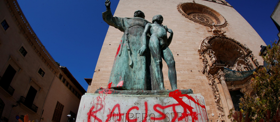 Una estatua de Fray Juníper Serra, vandalizada con la palabra 'racista'