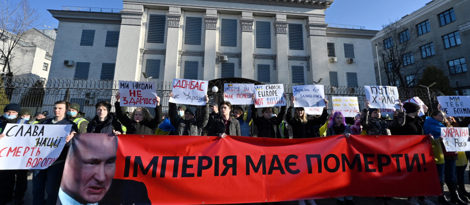 Protesta frente a la embajada de Rusia en Kiev