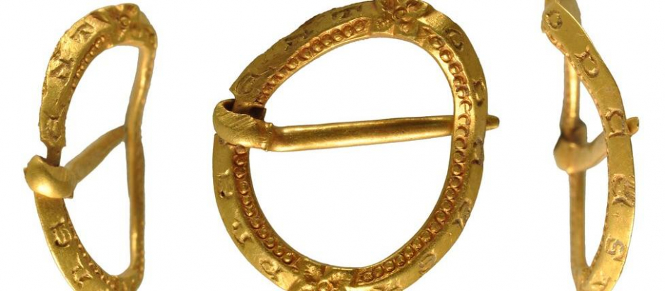 Broche de oro medieval similar al encontrado