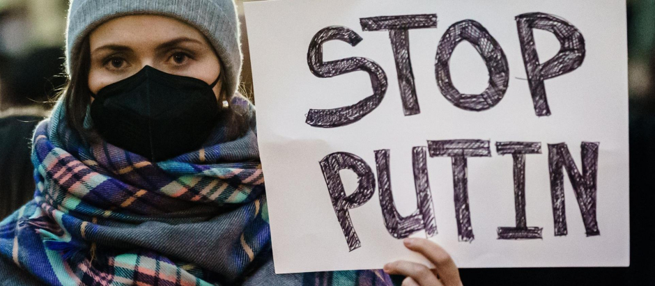 Un manifestante sostiene un cartón que dice "Stop Putin", durante un mitin frente a la embajada rusa en Berlín, Alemania