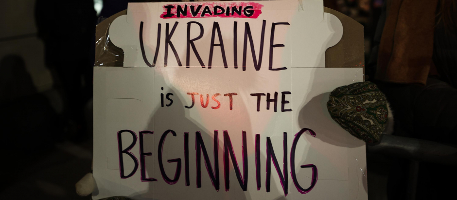 Manifestante con un cartel que pone «Ucrania es sólo el principio»