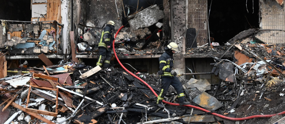 Destrozos en un bloque de pisos en Kiev