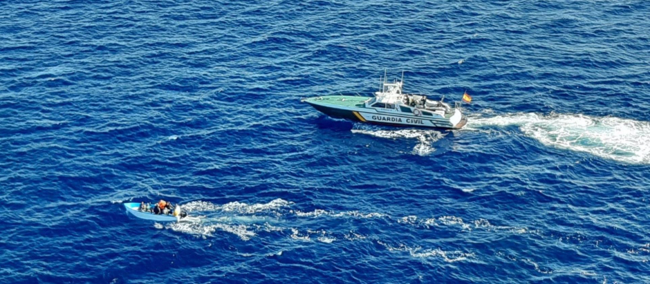 Una patrulla de la Guardia Civil localiza una patera en aguas españolas