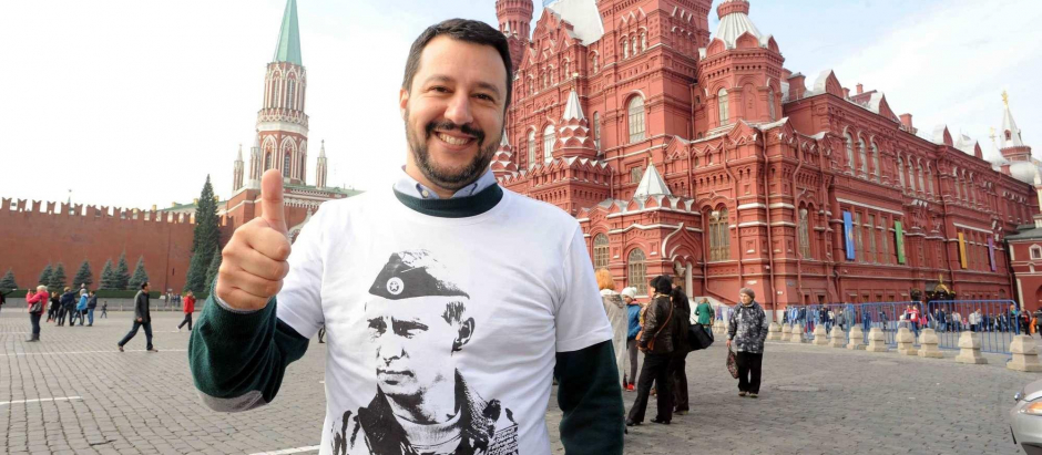 Matteo Salvini con una camiseta de Putin y otros políticos que le apoyan