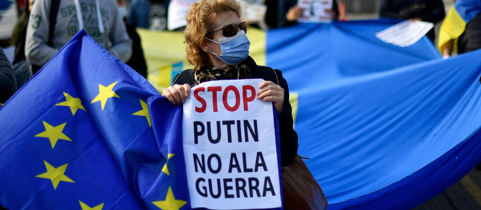 Manifestación contra la invasión a Ucrania en el consulado de Rusia en Barcelona, este jueves
