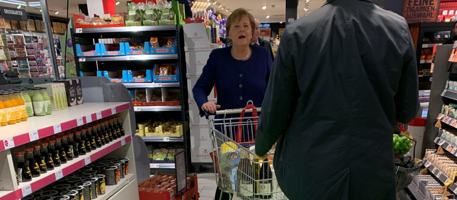 Angela Merkel, de compras en un supermercado (imagen de archivo)