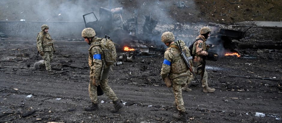 Los miembros del servicio ucraniano recogen proyectiles sin explotar después de un combate con un grupo de asalto ruso en la capital ucraniana de Kiev en la mañana de este sábado.