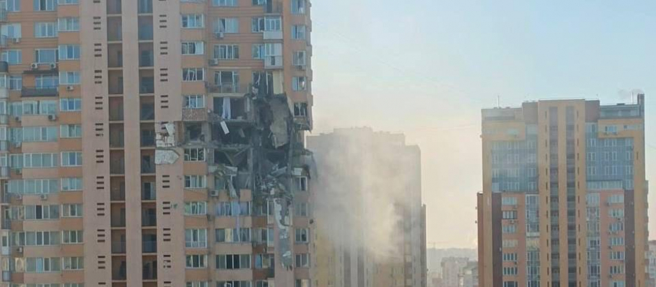 Edificio de viviendas en Kiev impactado por un misil ruso