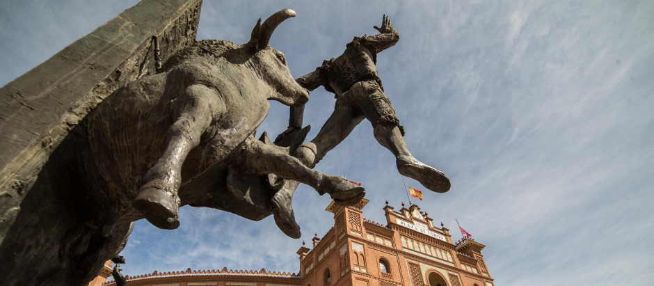 Estatua del torero José Cubero “Yiyo” en el exterior de la Plaza de Toros de Las Ventas