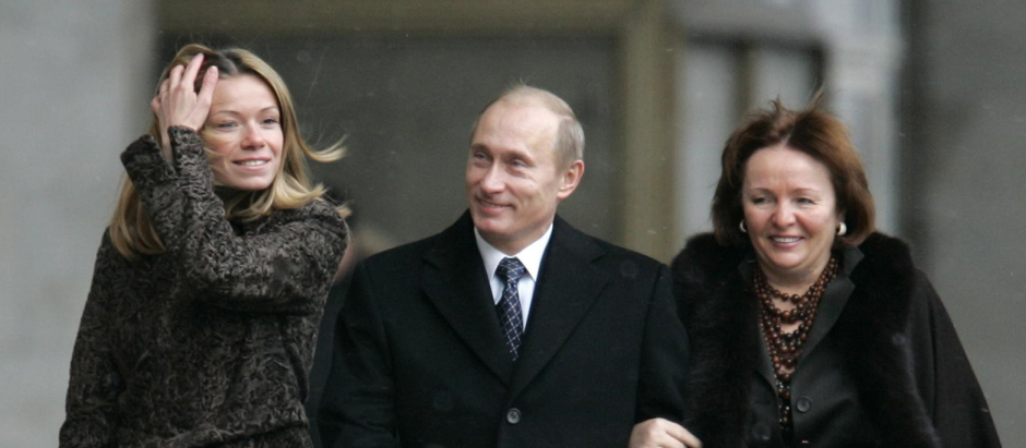 Putin y su mujer paseando por la calle.