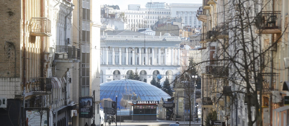 Una vista general de una calle del centro de Kiev