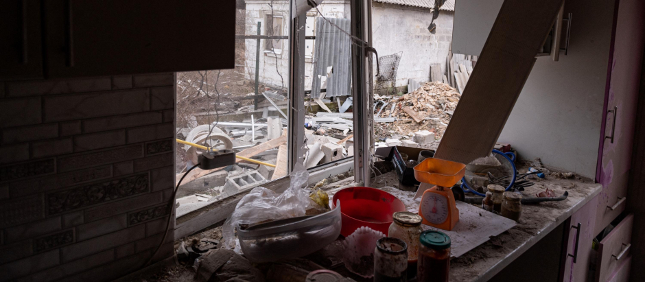 Escombros de un bombardeo cerca de una vivienda en Donetsk, en la región del Donbás, este sábado