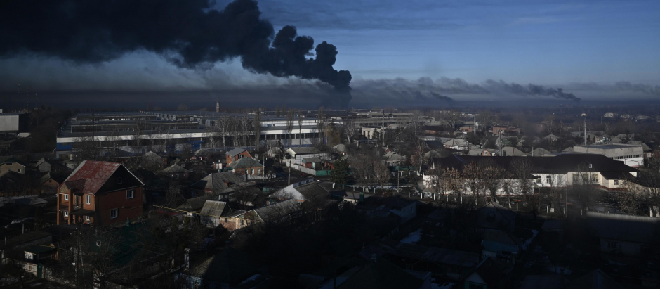 Una gran humareda negra sale del aeropuerto militar cerca de Járkov.