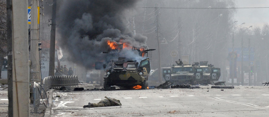 Un vehículo blindado arde en Jarkov (Ucrania), este domingo