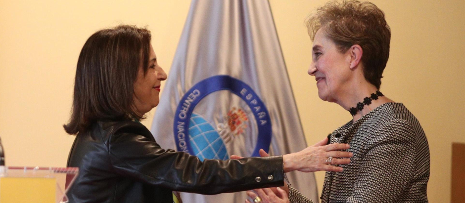 La ministra de Defensa, Margarita Robles, con la directora del Centro Nacional de Inteligencia (CNI), Paz Esteban