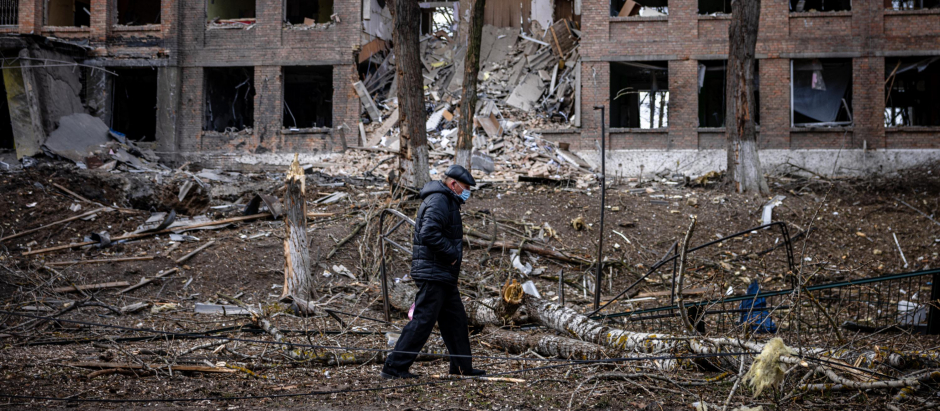 Un hombre camina delante de un edificio bombardeado en Vasilkov, cerca de Kiev, este domingo